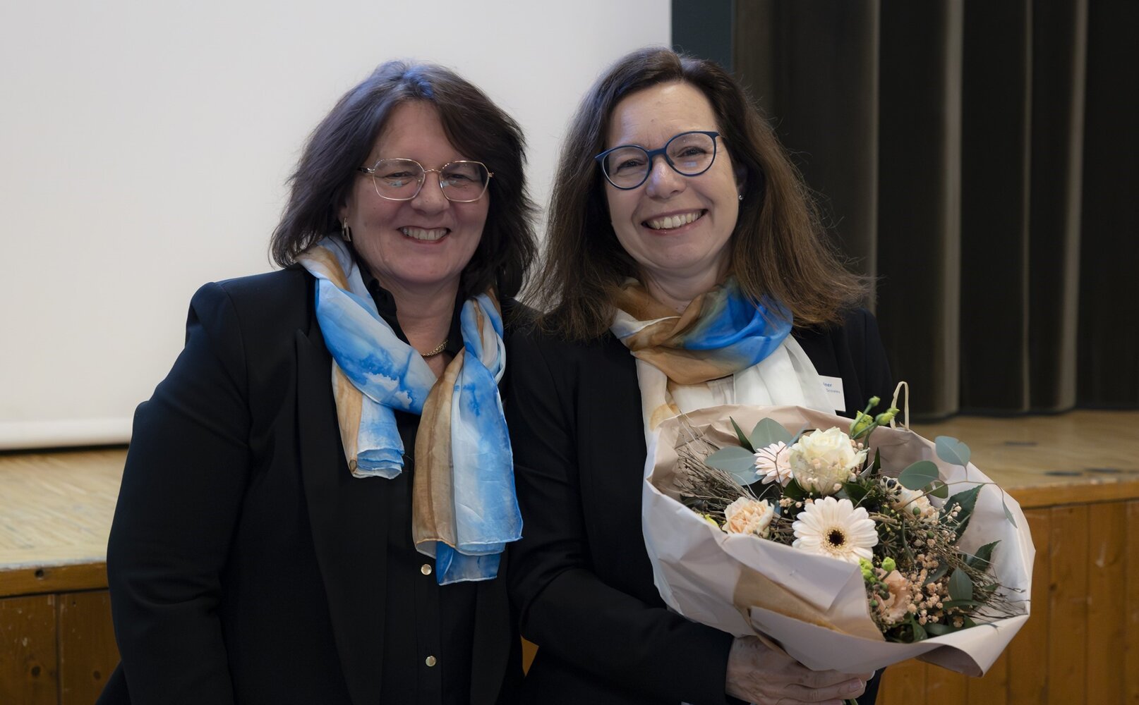 Patricia Steiner-Steffen (rechts) nimmt als neue Präsidentin die Glückwünsche der abtretenden Präsidentin Daniela Merkel-Lötscher entgegen. 
Bild: Franziska Müller